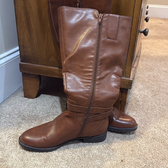 Boots - Picture 2 of 8